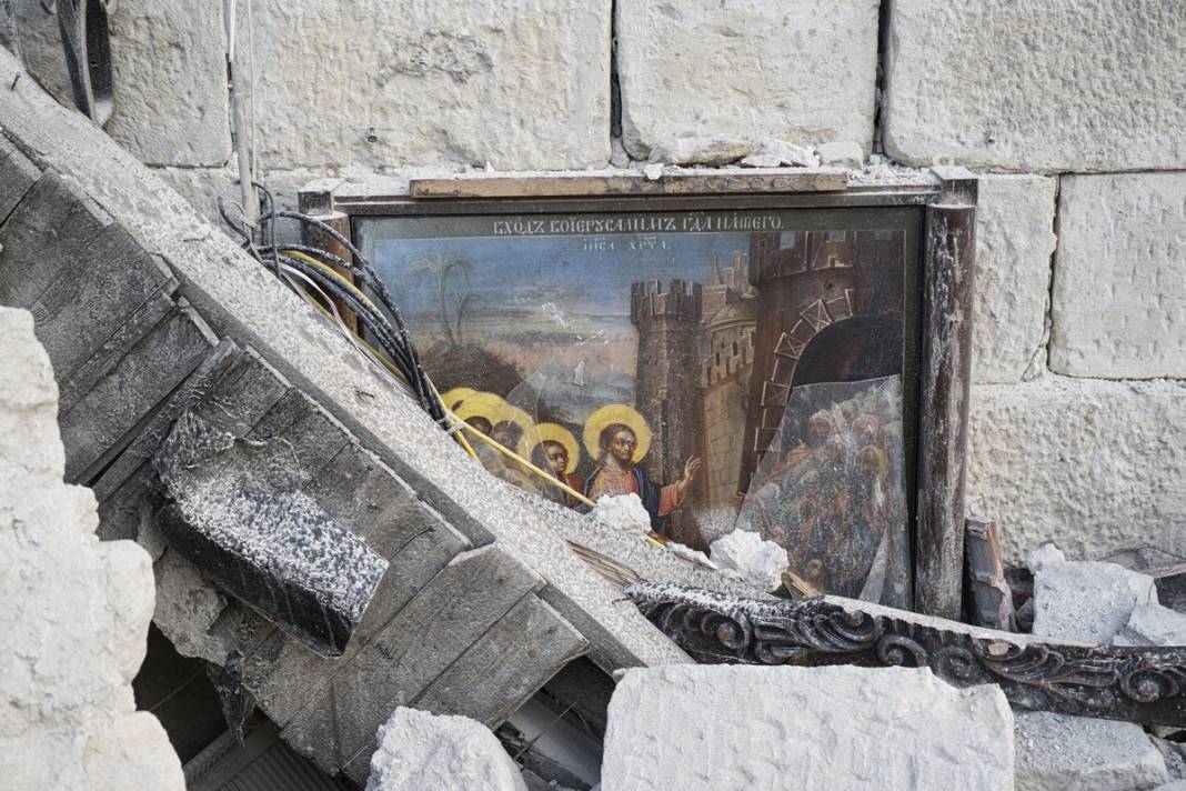 Önünden geçerken gözyaşlarını tutamıyorlar! Hatay'da sağlam kültürel yapı neredeyse kalmadı 17